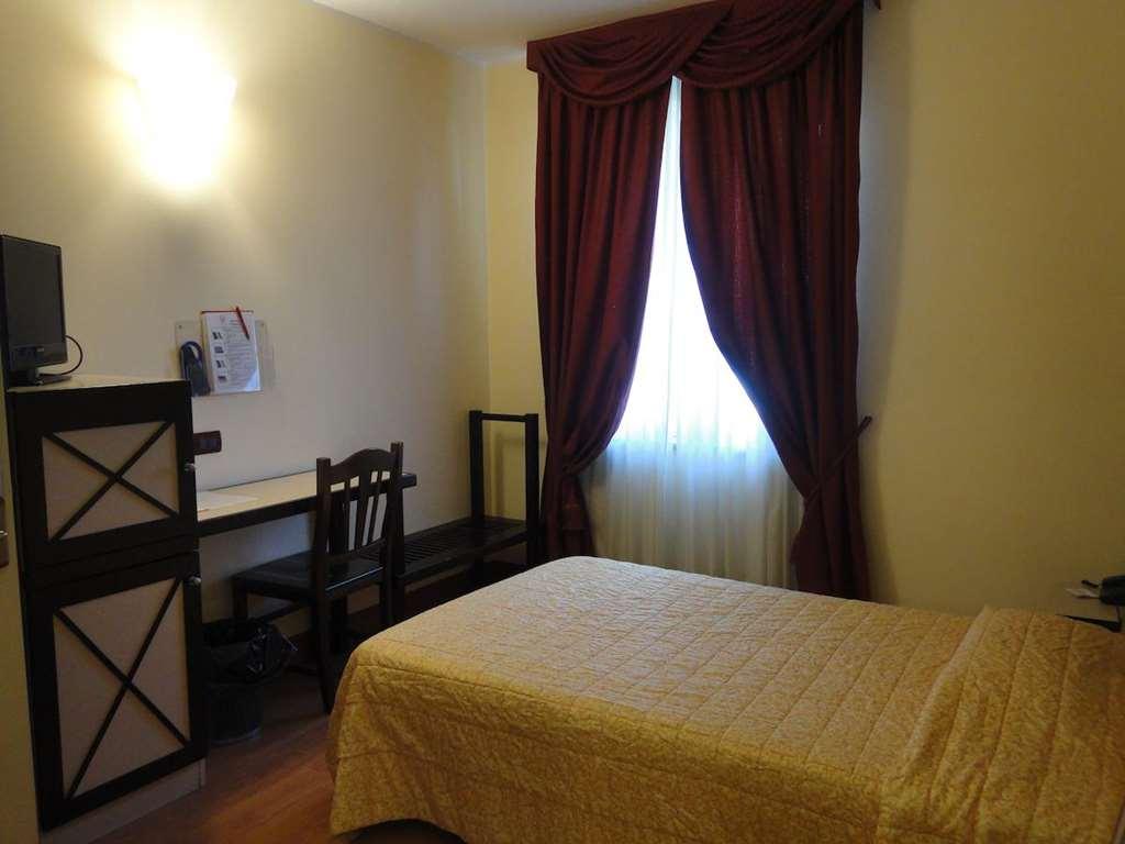 Hotel Vazzana Volpiano Habitación foto